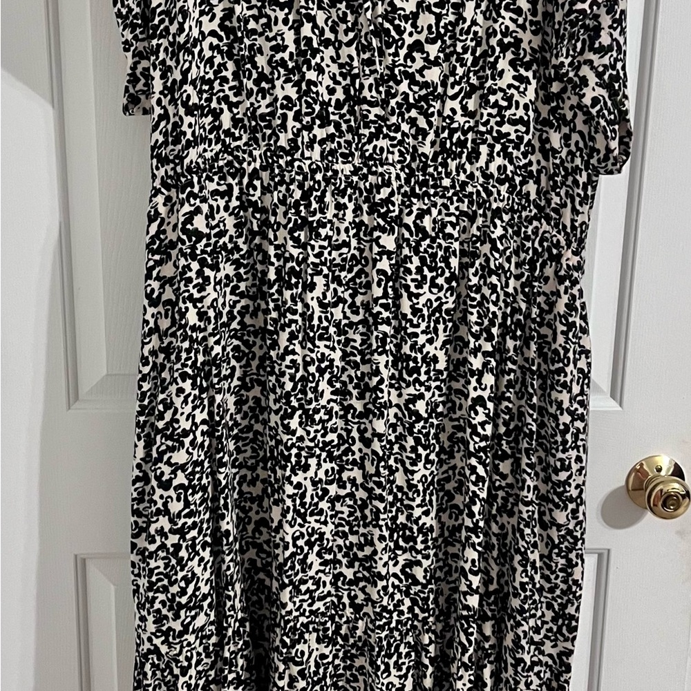 Ava & Viv Black and White Sleeveless Midi Dress - Picture 4 of 4